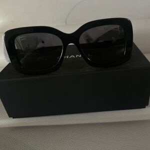 CHANEL OVERSIZED SUNGLASSES